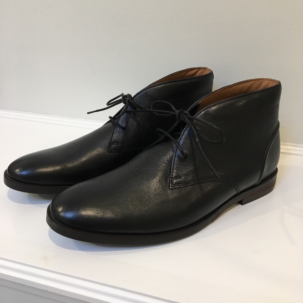 10.5 M Clarks Men’s Black Glide Chukka dress shoes